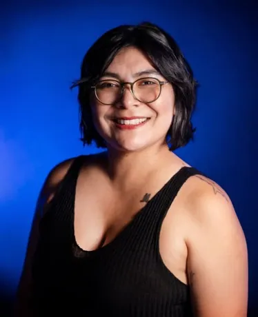 Headshot by Rye Oakwynn taken at a Bilingual Improv School show